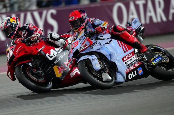 Pedro Acosta (GASGAS Tech3) menyalip Marc Marquez (Gresini Racing) pada balapan MotoGP Qatar 2024 di Sirkuit Lusail, Doha, Qatar, 10 Maret 2024.