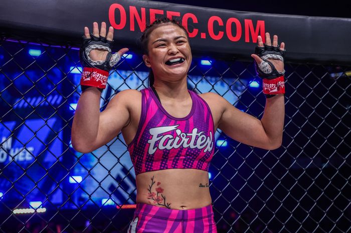 Juara kelas atom MMA ONE Championship, Stamp Fairtex.