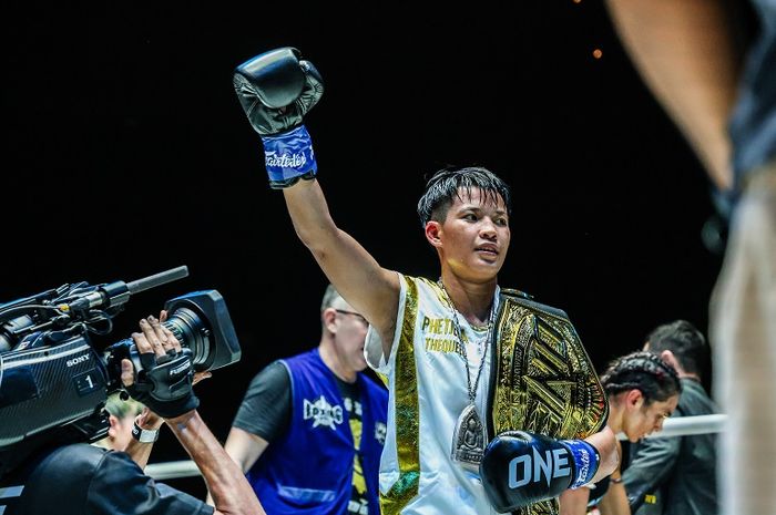 Phetjeeja sukses menyatukan sabuk juara kelas atom kickboxing ONE Championship setelah mengalahkan Janet Todd di ONE Fight Night 20, Sabtu (9/3/2024) di Bangkok.