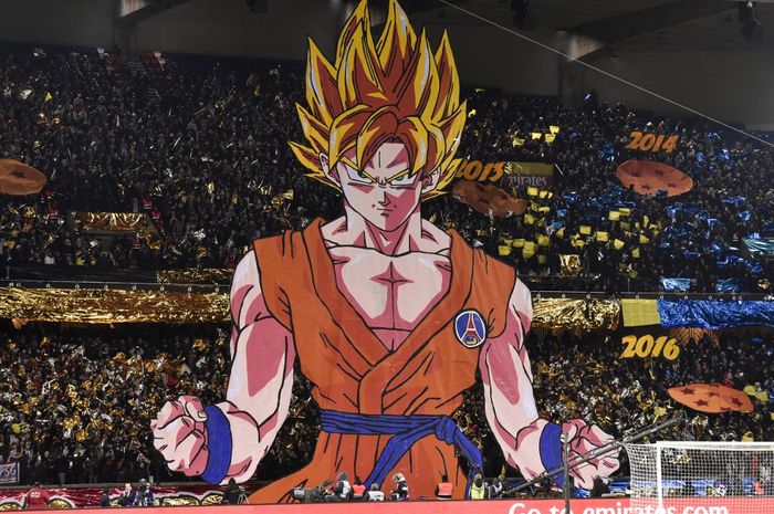 Koreo megah suporter PSG dengan membentangkan spanduk bergambar Son Goku dalam partai Liga Prancis melawan Marseille di Parc des Princes, Paris (25/2/2018). Sejumlah klub memberi penghormatan kepada kreator Dragon Ball, Akira Toriyama, yang meninggal dunia pada 1 Maret 2024.