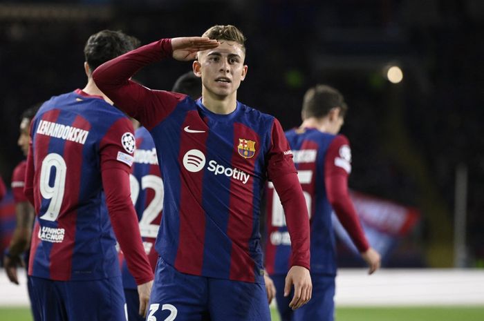 Gelandang Barcelona, Fermin Lopez, mencetak gol ke gawang Napoli pada leg 2 babak 16 besar Liga Champions 2023-2024 di Estadi Olimpic Lluis Companys, Selasa (12/3/2024).