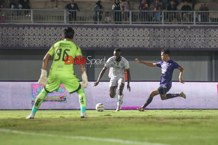 Charles Lokolingoy (tengah) sedang menguasai bola dalam laga pekan ke-29 Liga 1 2023 antara Persita Tangerang versus Arema FC di Stadion Indomilk Arena, Tangerang, Banten, Rabu (13/3/2024) malam.