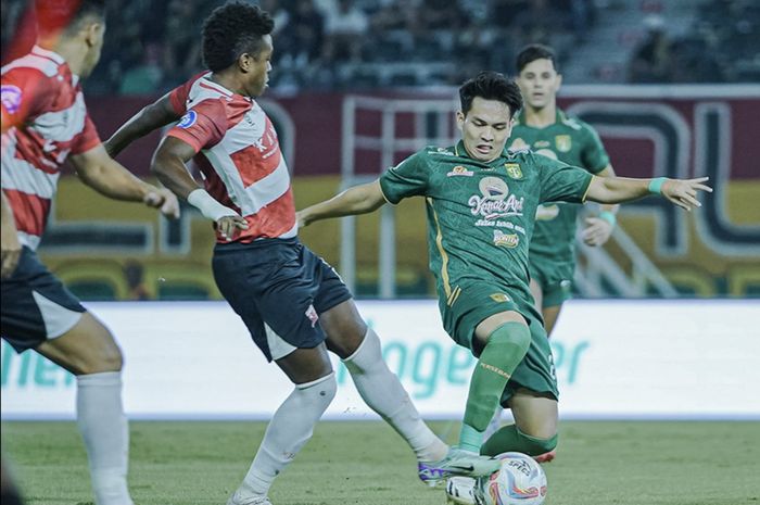 Suasana pertandingan antara Persebaya Surabaya Vs Madura United dalam laga pekan ke-29 Liga 1 2023/2024 yang berlangsung di Stadion Gelora Bung Tomo, Surabaya, Rabu (13/3/2024).