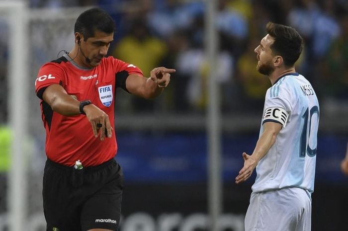 Lionel Messi melancarkan protes dalam laga Brasil vs Argentina pada semifinal Copa America 2019.