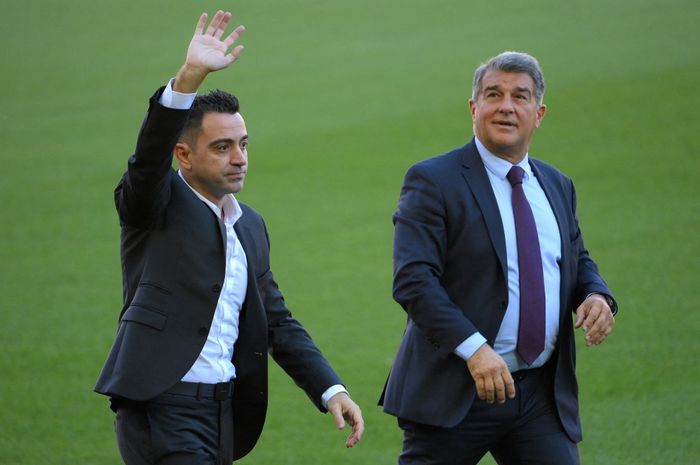 Xavi Hernandez (kiri) bersama Presiden Barcelona, Joan Laporta. Xavi akhirnya secara resmi mengonfirmasi keputusan bertahan sebagai pelatih Barca.
