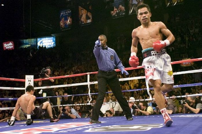Manny Pacquiao merobohkan Juan Manuel Marquez dalam pertarungan kedua mereka, 15 Maret 2008 di Las Vegas.