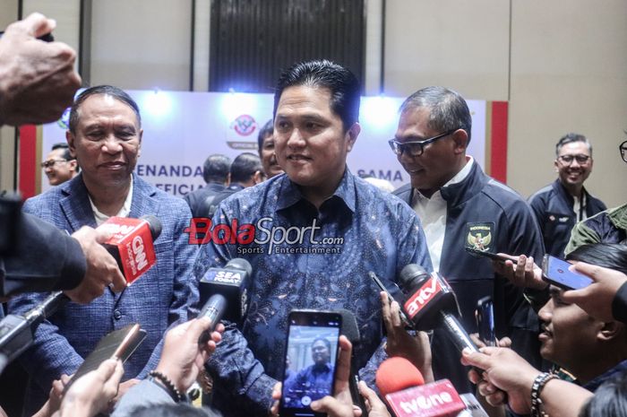 Ketua Umum PSSI, Erick Thohir, sedang memberikan keterangan kepada awak media di Menara Danareksa, Gambir, Jakarta Pusat, Kamis (14/3/2024) siang.