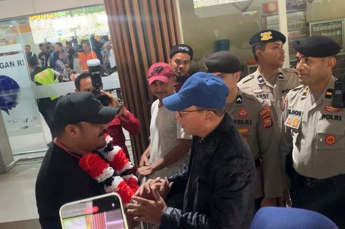 Skuad Malut United yang tiba di Bandara Sultan Babullah, Ternate, Kamis (14/3/2024) pukul 07.10 WIT, mendapat sambutan hangat.