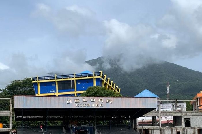 Stadion Gelora Kie Raha, Ternate, Maluku Utara, yang disuguhkan pemandangan Gunung Gamalama.