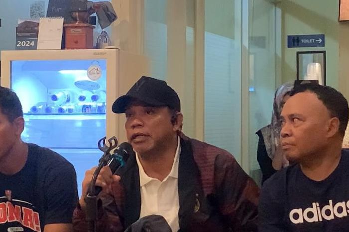 COO Malut United, Willem D. Nanlohy dalam sesi jumpa pers di kawasan Ternate, Kamis (14/3/2024) malam.