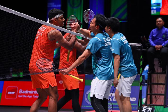 Mohammad Ahsan/Hendra Setiawan (biru) bersalaman dengan ganda putra India, Satwiksairaj Rankireddy/Chirag Shetty (merah) usai tampil pada 32 besar All England Open 2024