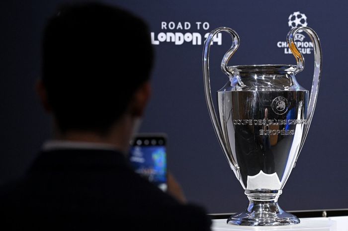 Penampakan trofi Liga Champions untuk musim 2023-2024.