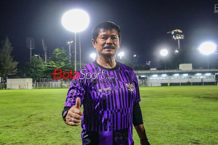 Pelatih timnas U-20 Indonesia, Indra Sjafri, saat ditemui awak media di Lapangan B, Senayan, Jakarta, Jumat (15/3/2024) malam.