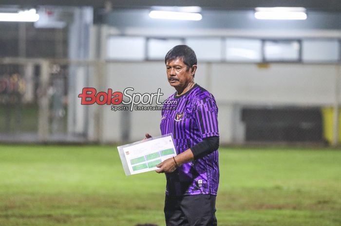 Pelatih timnas U-20 Indonesia, Indra Sjafri, sedang memantau para pemainnya berlatih di Lapangan B, Senayan, Jakarta, Jumat (15/3/2024) malam.