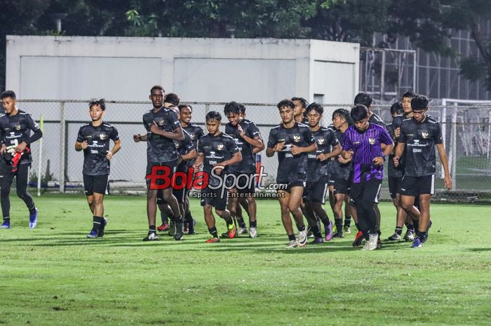 Sejumlah pemain timnas U-20 Indonesia sedang lari joging di Lapangan B, Senayan, Jakarta, Jumat (15/3/2024) malam.