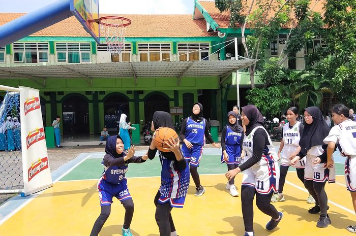 Suasana coaching clinic pada program Jr. NBA yang diselenggarakan di Sidoarjo, Jawa timur.