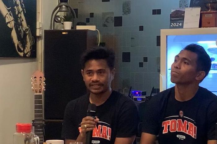 Dua pemain Malut United, Ilham Udin Armaiyn dan Frets Butuan, dalam sesi jumpa pers, Kamis (14/3/2024).