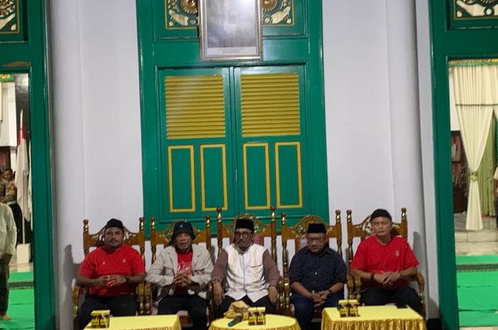 Skuad Malut United memenuhi undangan dari Sultan Tidore H. Husain Syah di Istana Sultan Tidore, Maluku Utara, Jumat (15/3/2024).