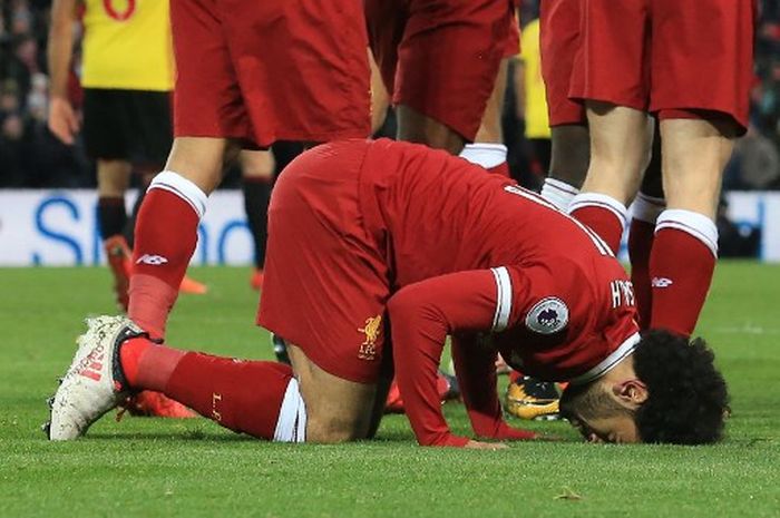Penyerang Liverpool, Mohamed Salah, bersujud syukur merayakan golnya ke gawang Watford dalam laga Liga Inggris pada 17 Maret 2018 di Anfield.