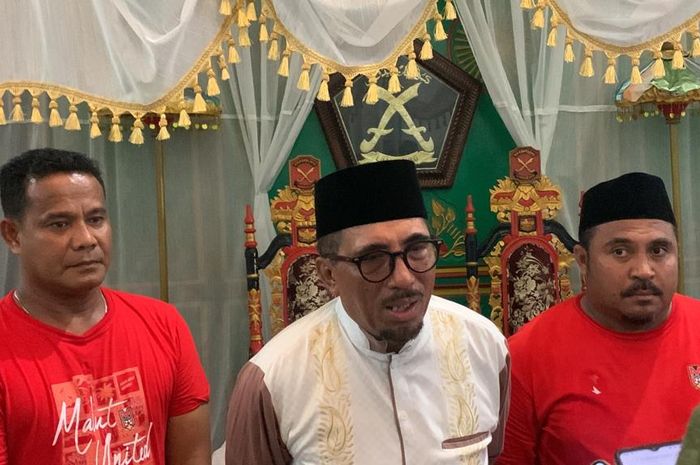 Pelatih kiper Malut United, Hengky Oba, diangkat sebagai adik angkat Sultan Tidore