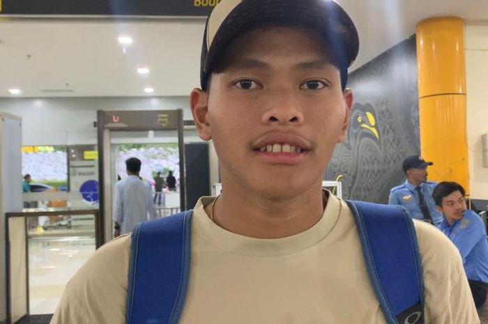 Kiper Malut United, Rifky Tofani jelang keberangkatan ke Jakarta di Bandara Sultan Babullah, Ternate, Sabtu (16/3/2024).