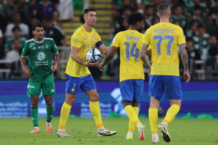 Aksi Cristiano Ronaldo dalam laga kontra Al Ahli pada lanjutan Liga Arab Saudi 2023-2024.