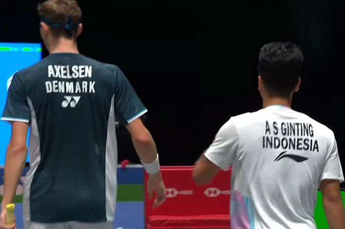 Anthony Sinisuka Ginting saat hendak mengajak salaman Viktor Axelsen (Denmark) yang marah usai kalah di dengan cara kontroversial di babak perempat final All England Open 2024 di Utilita Arena Birmingham, Inggris, Sabtu (16/3/2024) dini hari WIB. 