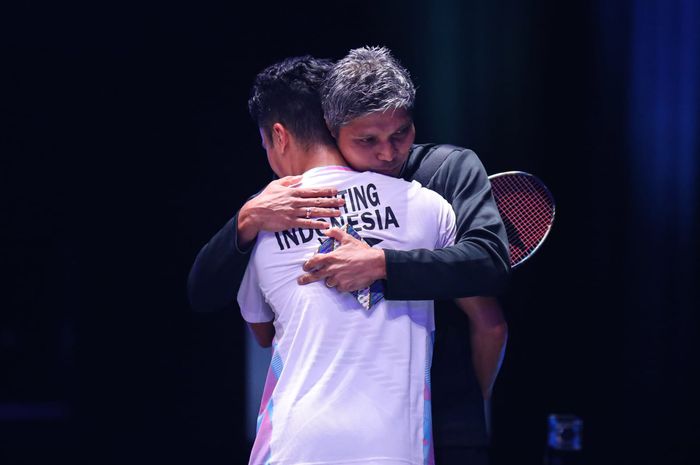 Tunggal putra Indonesia, Anthony Sinisuka Ginting, berpelukan dengan pelatihnya, Irwansyah, setelah memenangi pertandingan semifinal All England Open 2024 di Birmingham, Inggris, 16 Maret 2024.