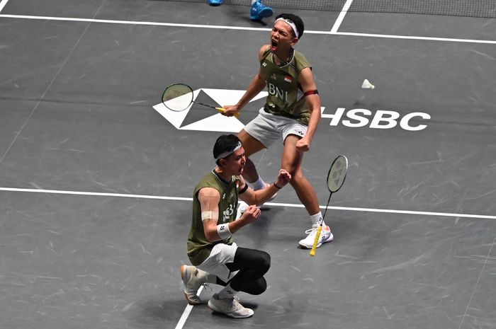 Ganda putra Indonesia, Fajar Alfian/Muhammad Rian Ardianto, merayakan kemenangan mereka pada final All England Open 2024 di Utilita Arena, Birmingham, Inggris, 17 Maret 2024.