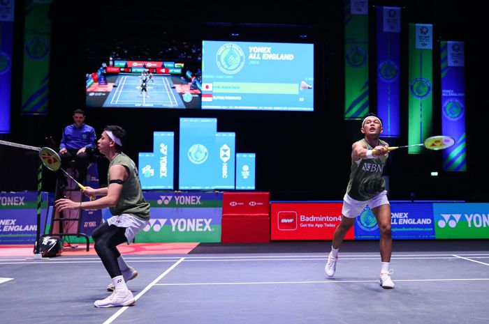 Aksi ganda putra Indonesia, Fajar Alfian/Muhammad Rian Ardianto, saat tampil pada semifinal All England Open 2024 di Utilita Arena Birmingham, Inggris, Sabtu (16/3/2024).