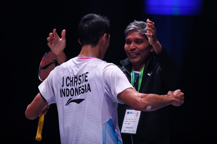 Pebulu tangkis tunggal putra Indonesia, Jonatan Christie, memeluk pelatihnya, Irwansyah, setelah merebut tiket final All England Open 2024 di Utilita Arena, Birmingham, Inggris, Sabtu (16/3/2024)