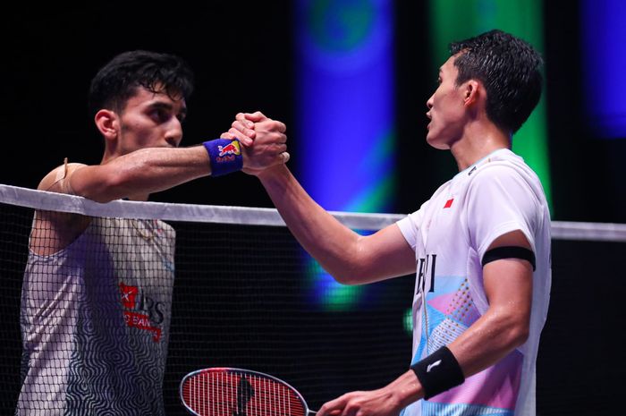 Pebulu tangkis tunggal putra Indonesia, Jonatan Christie, bersalaman dengan Lakshya Sen (India) setelah menjalani laga semifinal  All England Open 2024 di Utilita Arena, Birmingham, Inggris, Sabtu (16/3/2024).