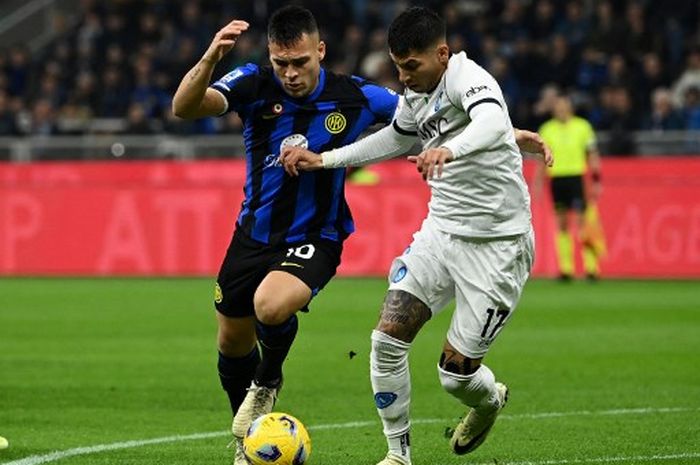 Penyerang Inter Milan, Lautaro Martinez (kiri), berduel dengan bek Napoli, Mathias Olivera, di pekan ke-29 Liga Italia, Minggu (17/3/2024) di Stadion Giuseppe Meazza.