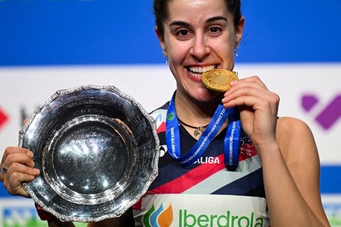 Pebulu tangkis tunggal putri Spanyol, Carolina Marin,  berpose di podium usai menjadi juara All England Open 2024 di Utilita Arena, Birmingham, Inggris, Minggu (27/3/2024).
