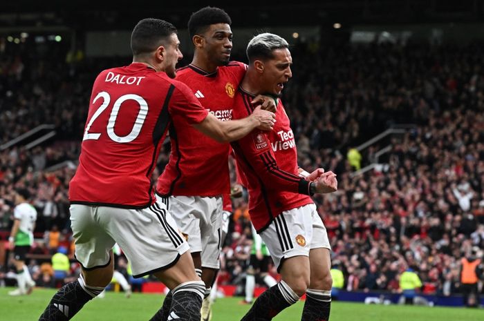 Antony (kanan) merayakan gol untuk Man United ke gawang Liverpool dalam partai Piala FA di Old Trafford (17/3/2024). MU melaju ke semifinal usai menangi drama 7 gol melalui tendangan penentu Amad Diallo menit ke-121.