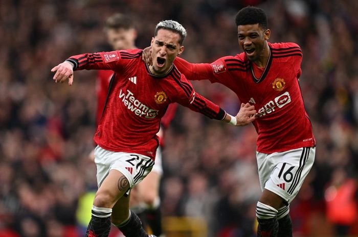 Antony (kiri) dan Amad Diallo, dua penyumbang gol penentu kelolosan Man United ke semifinal Piala FA dengan mendepak Liverpool di Old Trafford (17/3/2024). Hasil drawing mempertemukan United dengan Coventry City di semifinal.