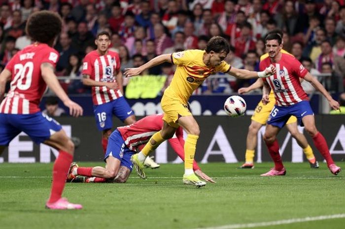 Penyerang Barcelona, Joao Felix, mencetak gol ke gawang Atletico Madrid pada pekan ke-29 Liga Spanyol, Minggu (17/3/2024) di Stadion Wanda Metropolitano.