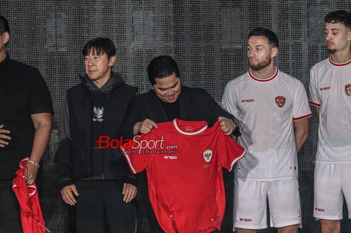 Ketua Umum PSSI, Erick Thohir, sedang melihat jersey baru timnas Indonesia di Bengkel Space, SCBD, Jakarta Pusat, Senin (18/3/2024). 