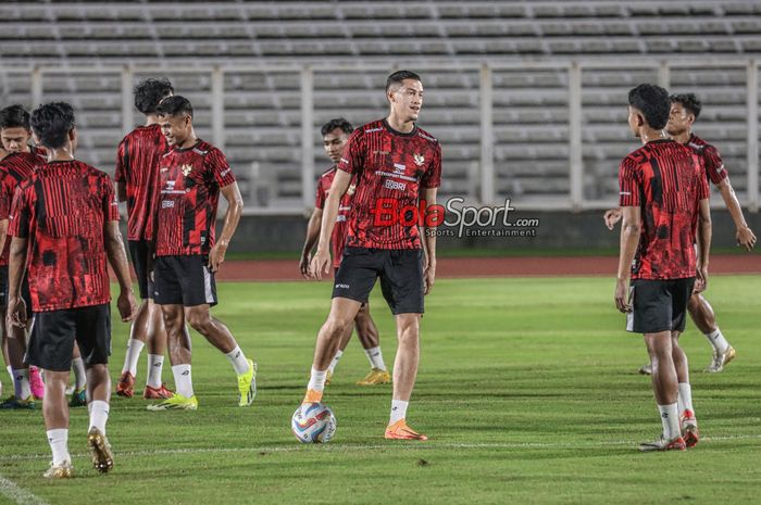 Jay Idzes sedang berlatih bersama timnas Indonesia di Stadion Madya, Senayan, Jakarta, Senin (18/1/2024) malam.