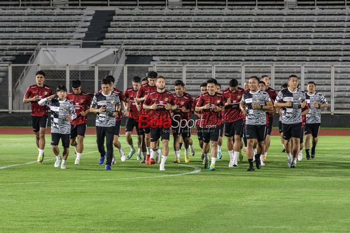 Skuad timnas Indonesia sedang berlatih di Stadion Madya, Senayan, Jakarta, Senin (18/1/2024) malam.