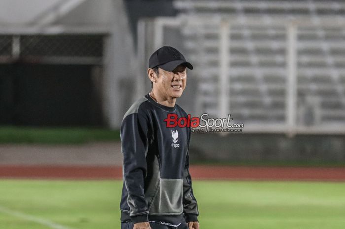 Pelatih timnas Indonesia, Shin Tae-yong, sedang memantau para pemainnya berlatih di Stadion Madya, Senayan, Jakarta, Senin (18/1/2024) malam.
