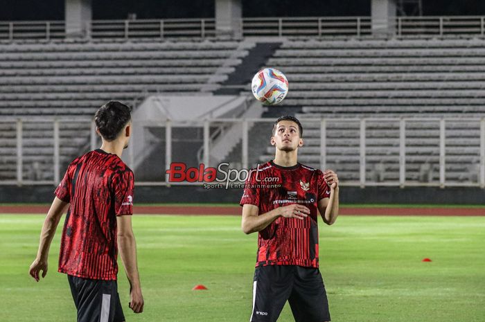 Justin Hubner (kanan) sedang berlatih bersama timnas Indonesia di Stadion Madya, Senayan, Jakarta, Senin (18/1/2024) malam.
