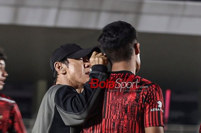Pelatih timnas Indonesia, Shin Tae-yong, sedang memarahi pemainnya bernama Ramadhan Sananta saat sesi latihan di Stadion Madya, Senayan, Jakarta, Senin (18/1/2024) malam.