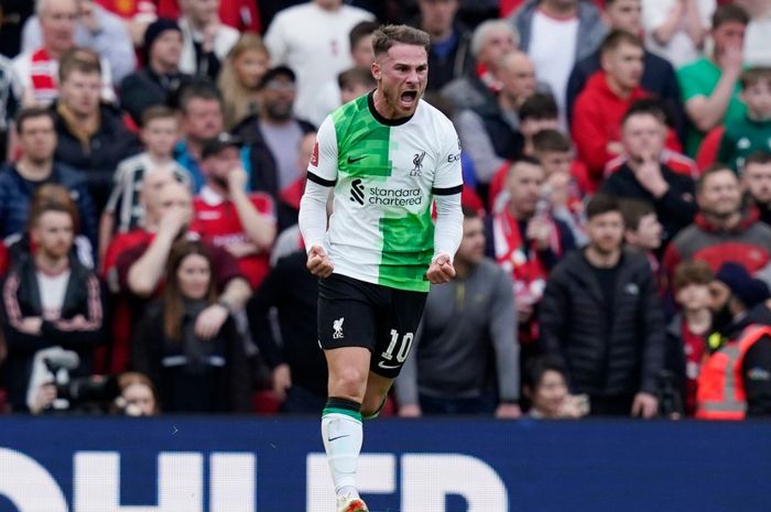 Gelandang Liverpool, Alexis Mac Allister, merayakan gol ke gawang Manchester United pada babak perempat final Piala FA 2023-2024 di Stadion Old Trafford, Minggu (17/3/2024).