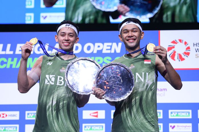 Ganda putra Indonesia, Muhammad Rian Ardianto dan Fajar Alfian, berpose dengan medali dan piala setelah memenangi final All England Open 2024 di Birmingham, Inggris, 17 Maret 2024.