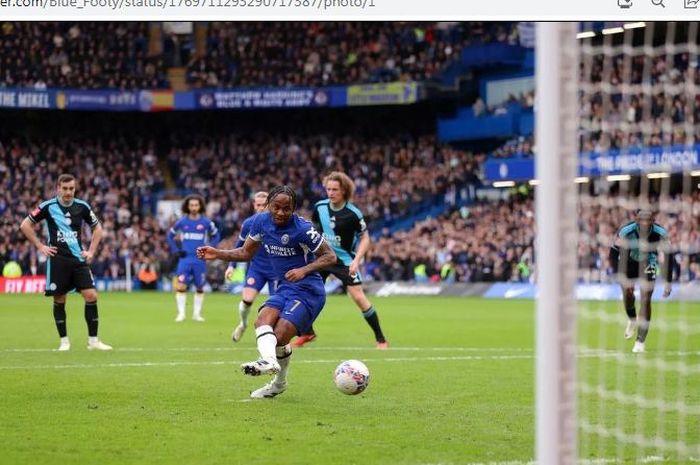 Winger Chelsea, Raheem Sterling, tampil mengecewakan ketika menghadapi Leicester City di Piala FA. 