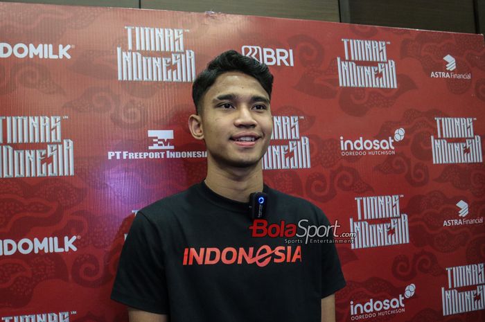 Pemain timnas Indonesia, Marselino Ferdinan, sedang memberikan keterangan kepada awak media di Hotel Fairmont, Senayan, Jakarta, Selasa (19/3/2024).