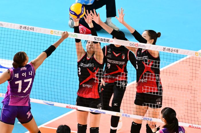 Outside hitter Incheon Heungkuk Life Pink Spiders, Reina Tokoku diadang Yeum Hye-seon dan Park Eun-jin pada laga kontra Daejeon JungKwanJang Red Sparks, dalam musim reguler Liga Voli Korea, 24 Februari 2024