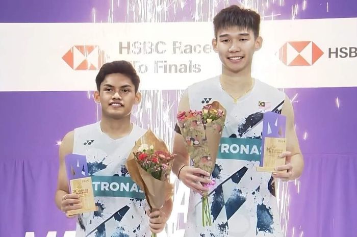 Pasangan ganda putra Malaysia, Choong Hon Jian/Mohd Haikal Nazri, di podium Orleans Masters 2024 di Palais de Sport, Paris, Prancis, Minggu (17/3/2024).