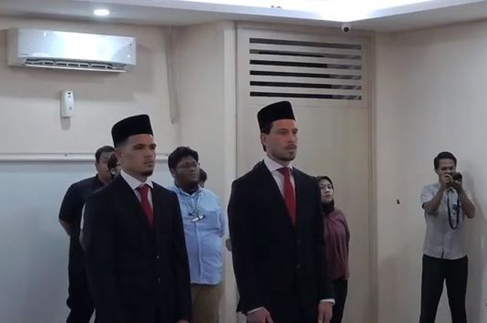 Thom Haye dan Ragnar Oratmangoen resmi menjadi WNI (Warga Negara Indonesia) usai mengucap sumpah di Kanwil Kemenkumham DKI Jakarta pada Senin (18/3/2024).